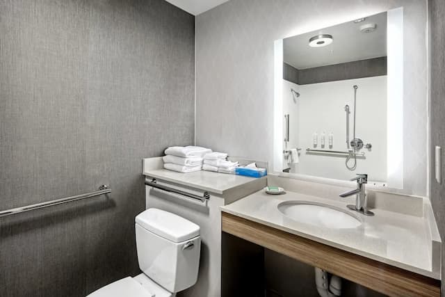 SpringHill Suites Anchorage Midtown-Suite, Multiple Beds (Mobility/Hearing Accessible, Tub)-12