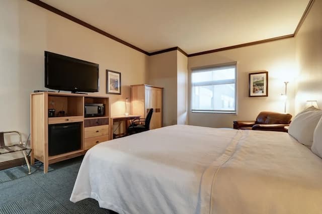 Dimond Center Hotel-Standard Room, 2 Queen Beds-4