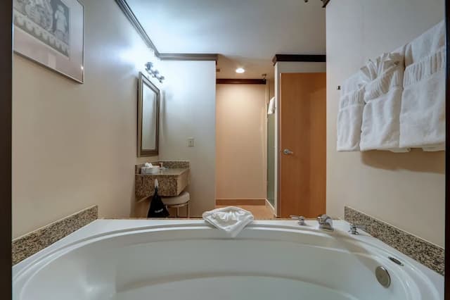 Dimond Center Hotel-Standard Room, 1 King Bed-19