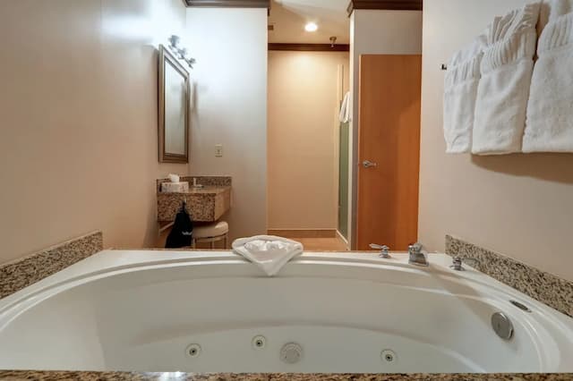 Dimond Center Hotel-Standard Room, 1 King Bed-17