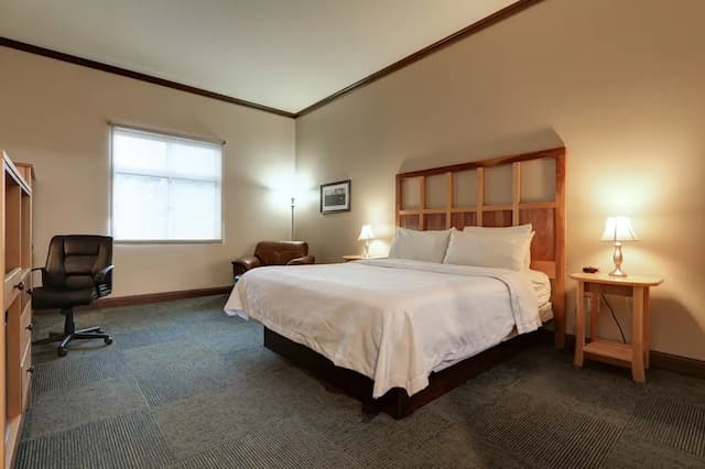 Dimond Center Hotel-Standard Room, 1 King Bed-1