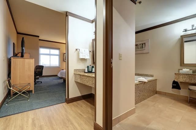 Dimond Center Hotel-Standard Room, 1 King Bed-2