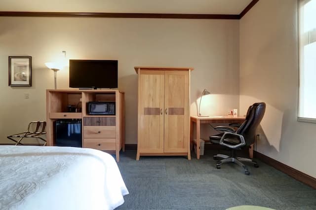 Dimond Center Hotel-Standard Room, 1 King Bed-13