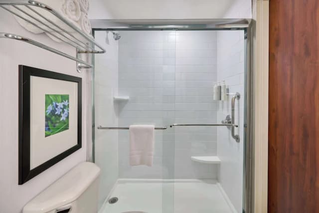 安克雷奇希爾頓花園飯店-標準客房一張特大床山景客房-9