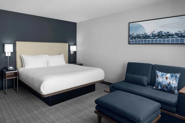 洛杉磯伯班克機場萬怡飯店-客房, 1 張特大雙人床和 1 張沙發床-1