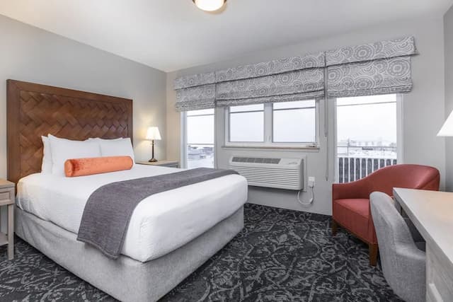 Mediterranean Inn-Queen Guestroom-1