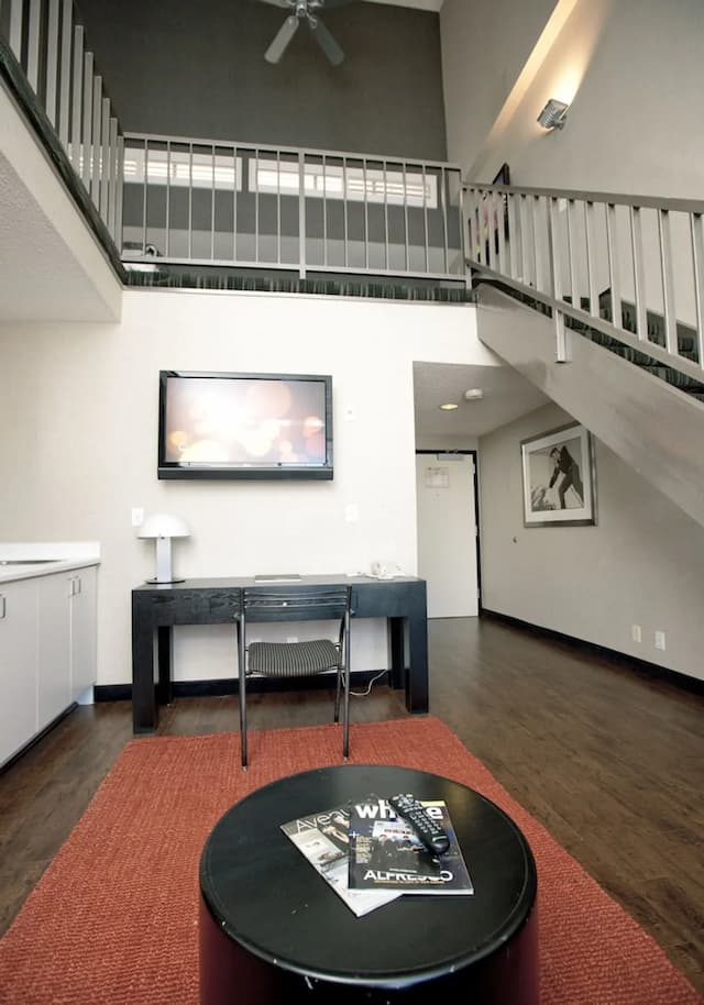 西荷里活溫德姆華美達廣場套房酒店-套房, 1 張特大雙人床, 非吸煙房 (Loft)-1