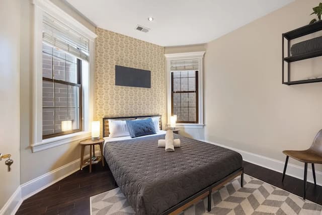 Wrigleyville Suites-Queen Room with Shared Bathroom 1-1