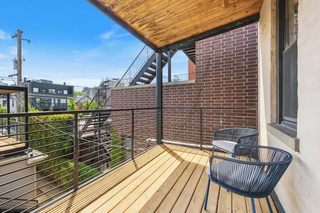 Wrigleyville Suites-Queen Room with Shared Bathroom 1-2