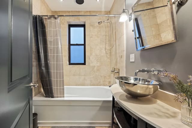 Wrigleyville Suites-Queen Room with Shared Bathroom 1-12