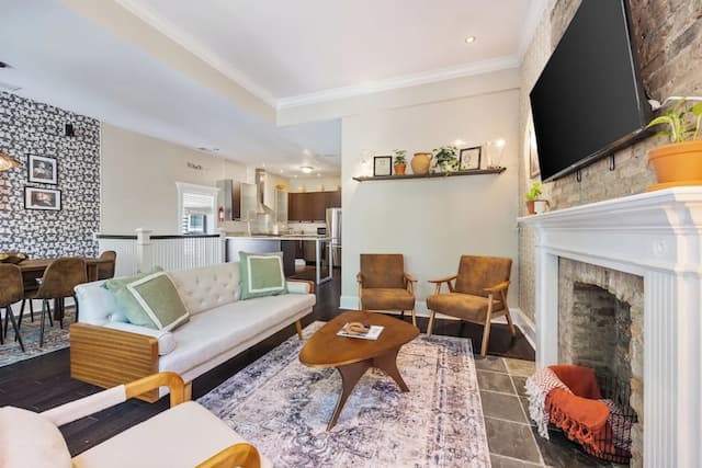 Wrigleyville Suites-Queen Room with Shared Bathroom 1-7