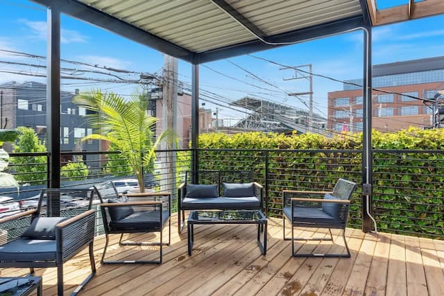 Wrigleyville Suites-Queen Room with Shared Bathroom 1-11