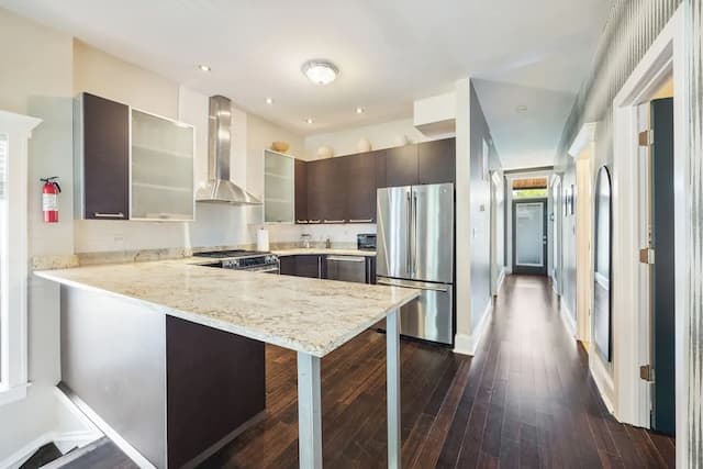 Wrigleyville Suites-Queen Room with Shared Bathroom 1-4