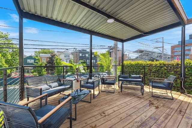 Wrigleyville Suites-Queen Room with Shared Bathroom 1-10