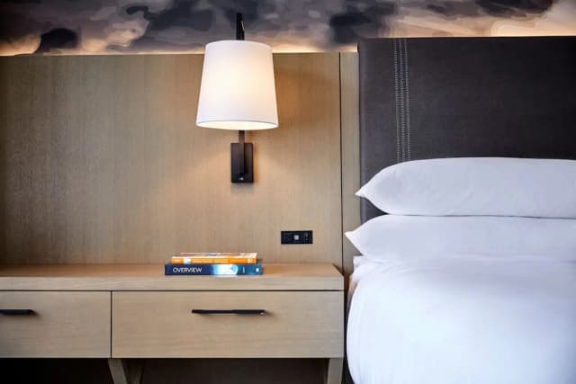 Seattle Marriott Redmond-Concierge Room, Club Room, 1 King Bed-5