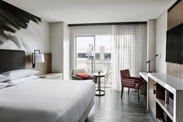 Seattle Marriott Redmond-Club Room, 1 King Bed (Hearing Accessible)-4