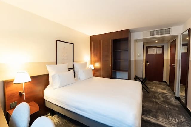 Mercure Paris Gare Montparnasse TGV-Superior Room, 1 Double Bed, Tower (Eiffel Tower view)-2