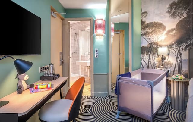 Avalon Hotel Paris Gare du Nord-Quadruple Room-2