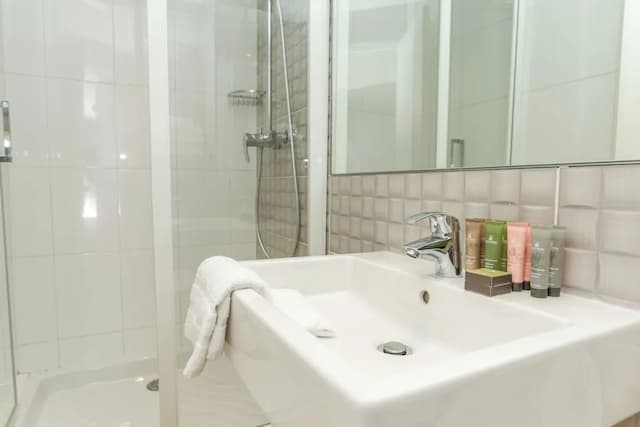 Avalon Hotel Paris Gare du Nord-Superior Double Room, Balcony-5