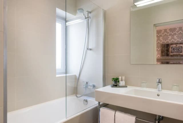 Hotel Monceau Wagram-Triple Room-7