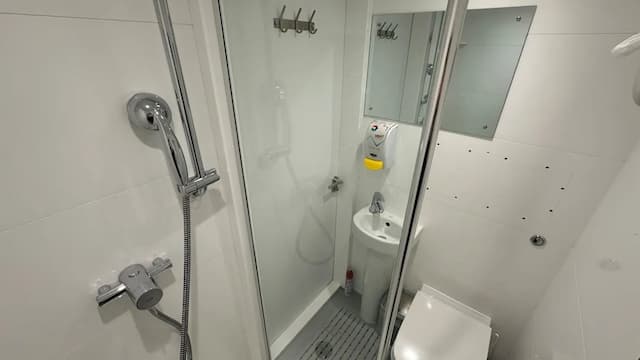 Smart Camden Inn Hostel-1 bed 6 Bed Shared Dormitory, Ensuite-3