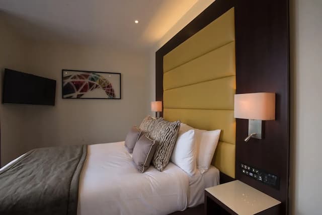 St George Hotel Wembley-Deluxe Double or Twin Room-3