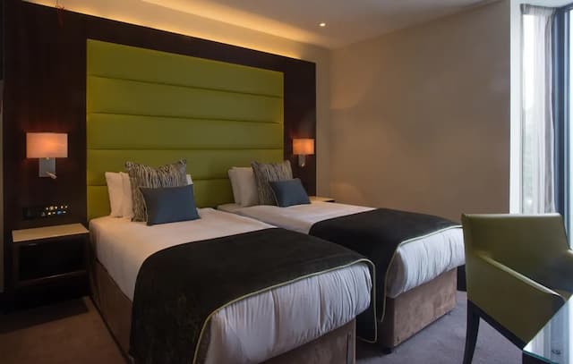 St George Hotel Wembley-Deluxe Double or Twin Room-1