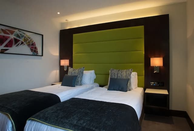 St George Hotel Wembley-Deluxe Double or Twin Room-4
