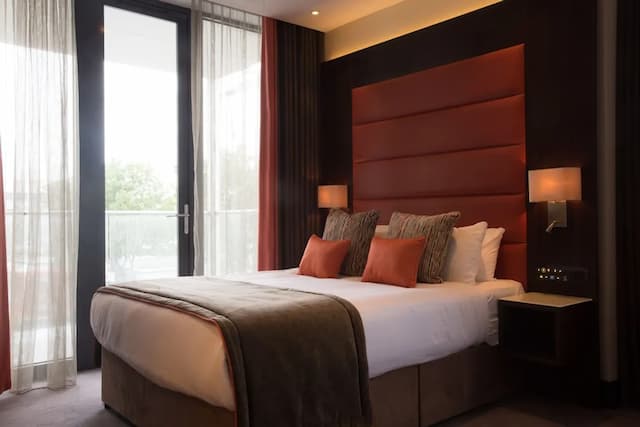 St George Hotel Wembley-Junior Double Room-1