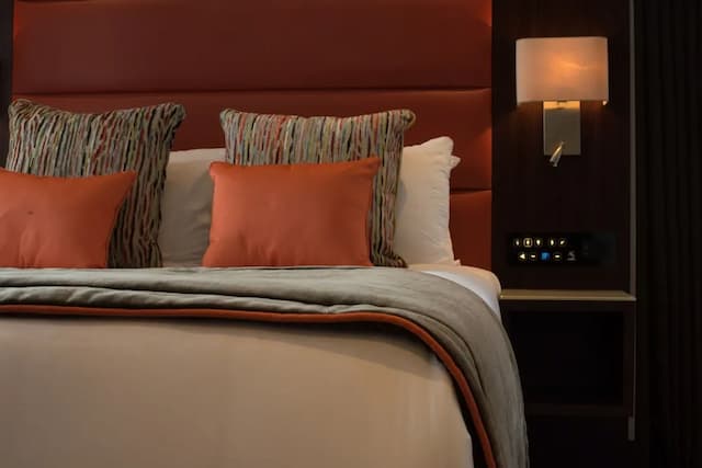 St George Hotel Wembley-Junior Double Room-4