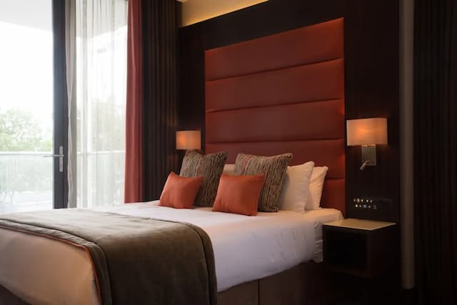 St George Hotel Wembley-Junior Double Room-7