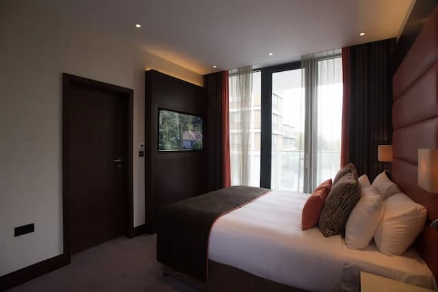 St George Hotel Wembley-Junior Double Room-8