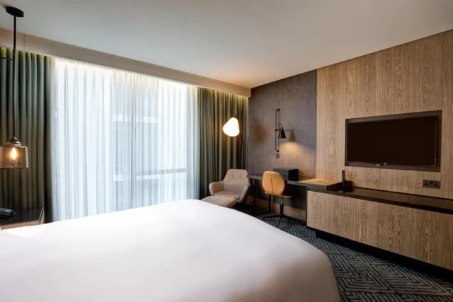 Hilton London Bankside-Basic Room, 1 King Bed-3