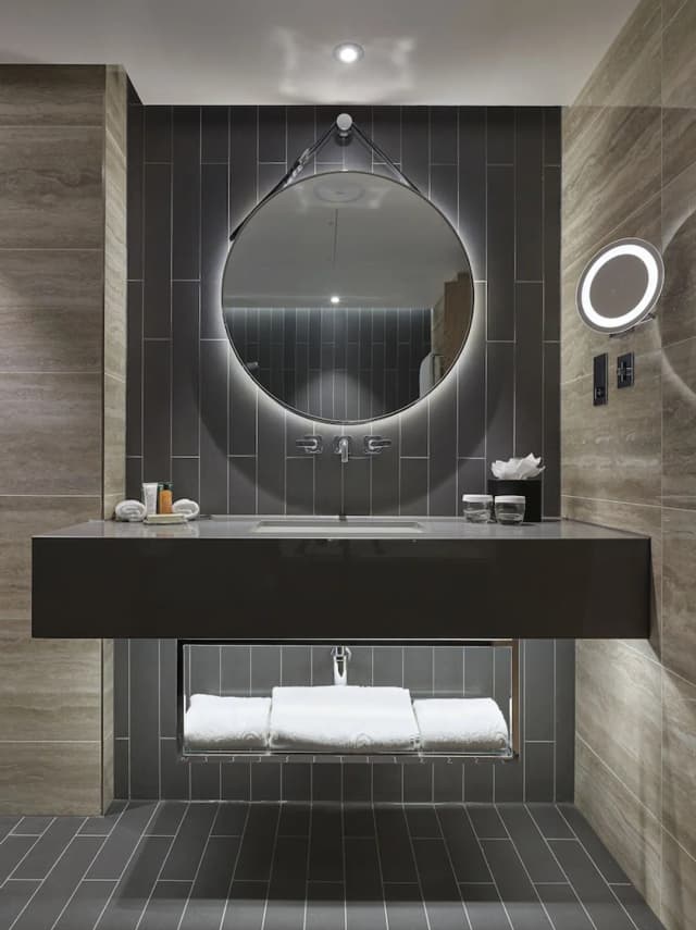 Hilton London Bankside-Deluxe Room, 1 King Bed-3