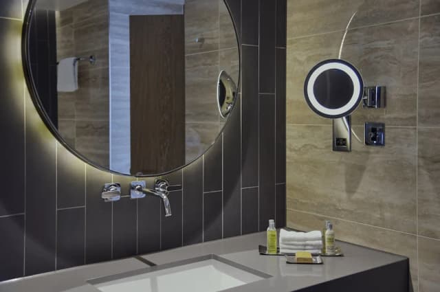 Hilton London Bankside-Executive Suite, 1 Bedroom - Lounge Access-3