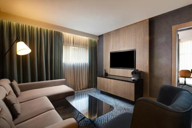 Hilton London Bankside-Executive Suite, 1 Bedroom - Lounge Access-8