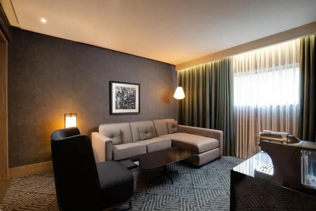 Hilton London Bankside-Executive Suite, 1 Bedroom - Lounge Access-1