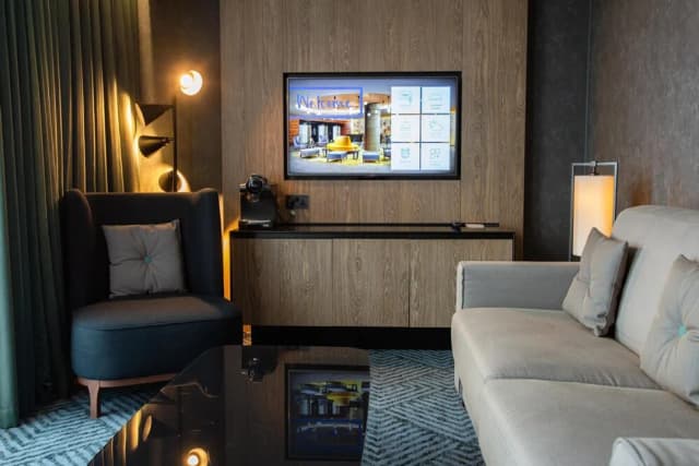 Hilton London Bankside-Executive Suite, 1 Bedroom - Lounge Access-7