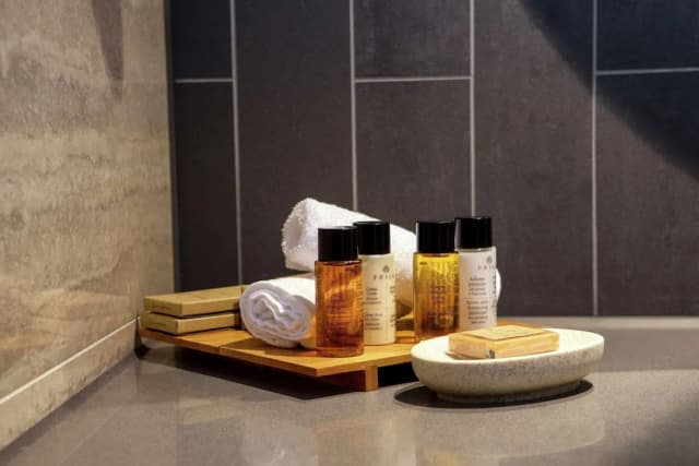 Hilton London Bankside-Design Suite, 1 King Bed (Vegan) - Lounge Access-6