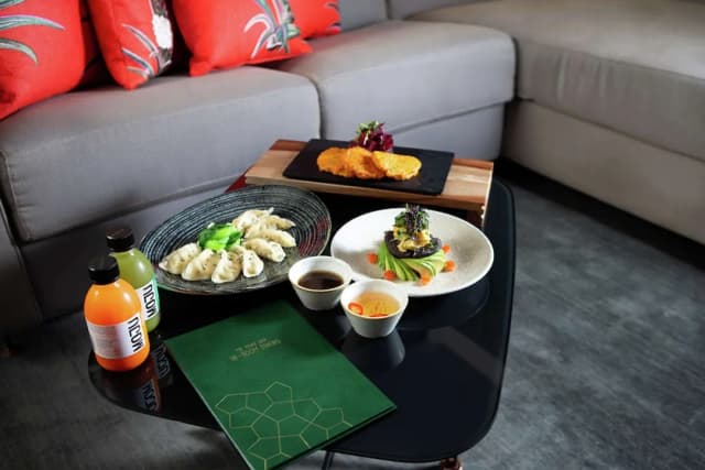 Hilton London Bankside-Design Suite, 1 King Bed (Vegan) - Lounge Access-1