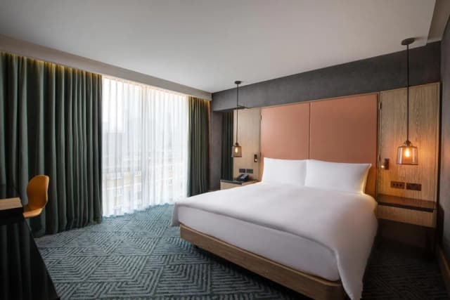 希爾頓倫敦河畔酒店-客房, 1 張特大雙人床 (w/ Peloton Bike)-1