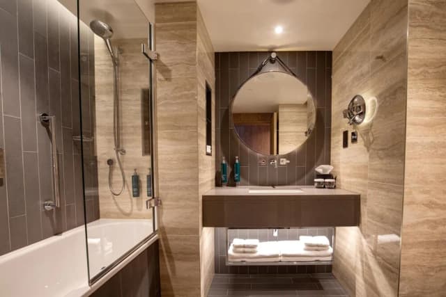 希爾頓倫敦河畔酒店-客房, 1 張特大雙人床 (w/ Peloton Bike)-6