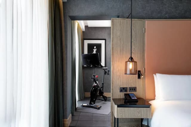 希爾頓倫敦河畔酒店-客房, 1 張特大雙人床 (w/ Peloton Bike)-4