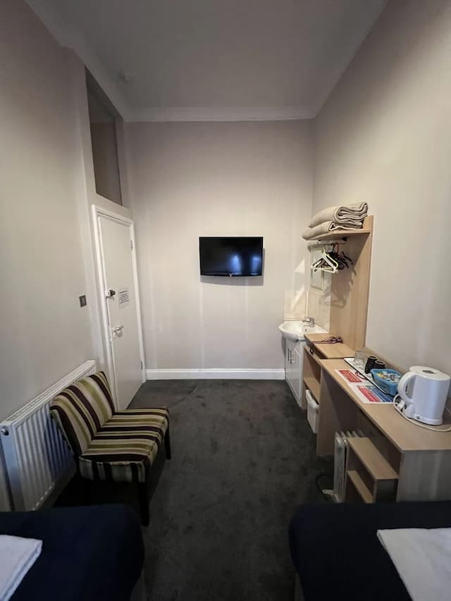 Goodwood Hotel-Twin Room, Shared Bathroom-2