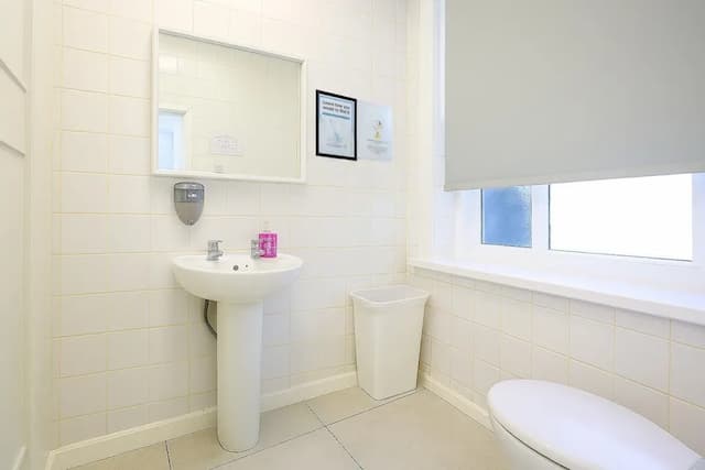 NX London Hostel-Budget Twin Room (shared bathroom)-4