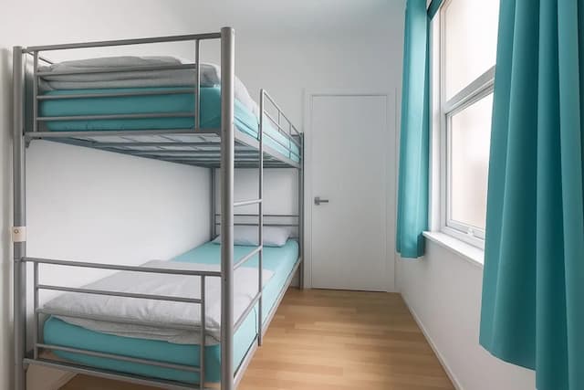 NX London Hostel-Budget Twin Room (shared bathroom)-2