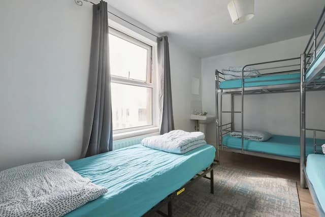 NX London Hostel-4 Bed Private Room + Trundle (shared bathroom)-1