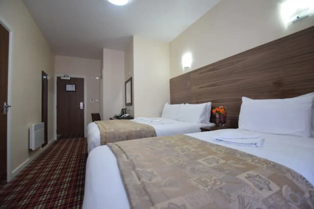 Lucky 8 Hotel-Superior Quadruple Room-8