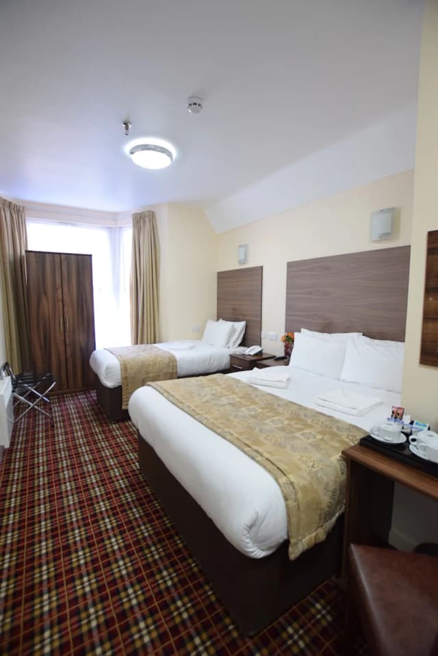 Lucky 8 Hotel-Superior Quadruple Room-6