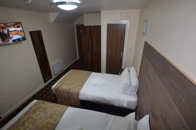 Lucky 8 Hotel-Superior Quadruple Room-9